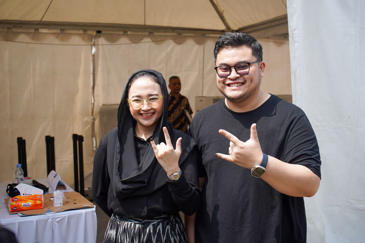 Bupati Kediri Hanindhito Himawan Pramana bersama istri, Eriani Annisa Hanindhito, melakukan pencoblosan di Tempat Pemungutan Suara (TPS) 026 di Desa Sukorejo, Kecamatan Ngasem, Kabupaten Kediri,Rabu (14/2/2024).