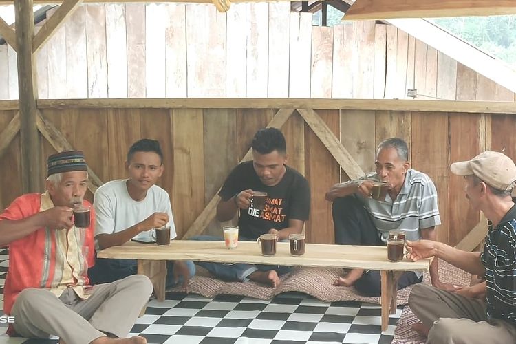 Warga sedang menikmati minuman kopi arabika di kedai Kopi Po'ong, Desa Uluwae, Kecamatan Lambaleda Timur, Manggarai Timur, Flores, NTT, Kamis, (6/10/2022). 