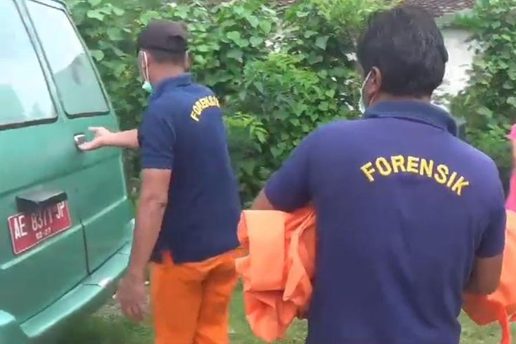 EVAKUASI: Aparat Polres Ngawi mengevakuasi jasad bayi usai membongkar sebuah kuburan bayi yang diduga hasil hubungan gelap di Desa Waruk Tengah Kecamatan Pangkur, Kabupaten Ngawi, Jawa Timur, Kamis (5/12/2024).