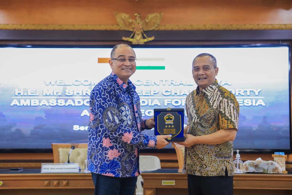 Gubernur Jawa Tengah (Jateng) Ahmad Luthfi bersama Duta Besar (Dubes) India untuk Indonesia Shri Sandeep Chakravorty di Kantor Gubernur Jateng, Semarang, Kamis (19/2/2026).