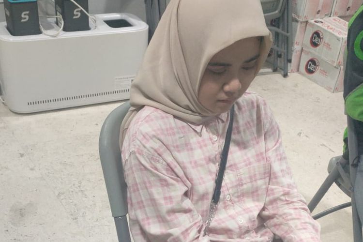 RA (20, mahasiswi UIN Alauddin Makassar tengah melaporkan kasus penganiayaan dirinya oleh driver Ojol lantaran salah titik saat memesan Ojol di Mapolres Gowa, Sulawesi Selatan. Jumat, (21/7/2023).