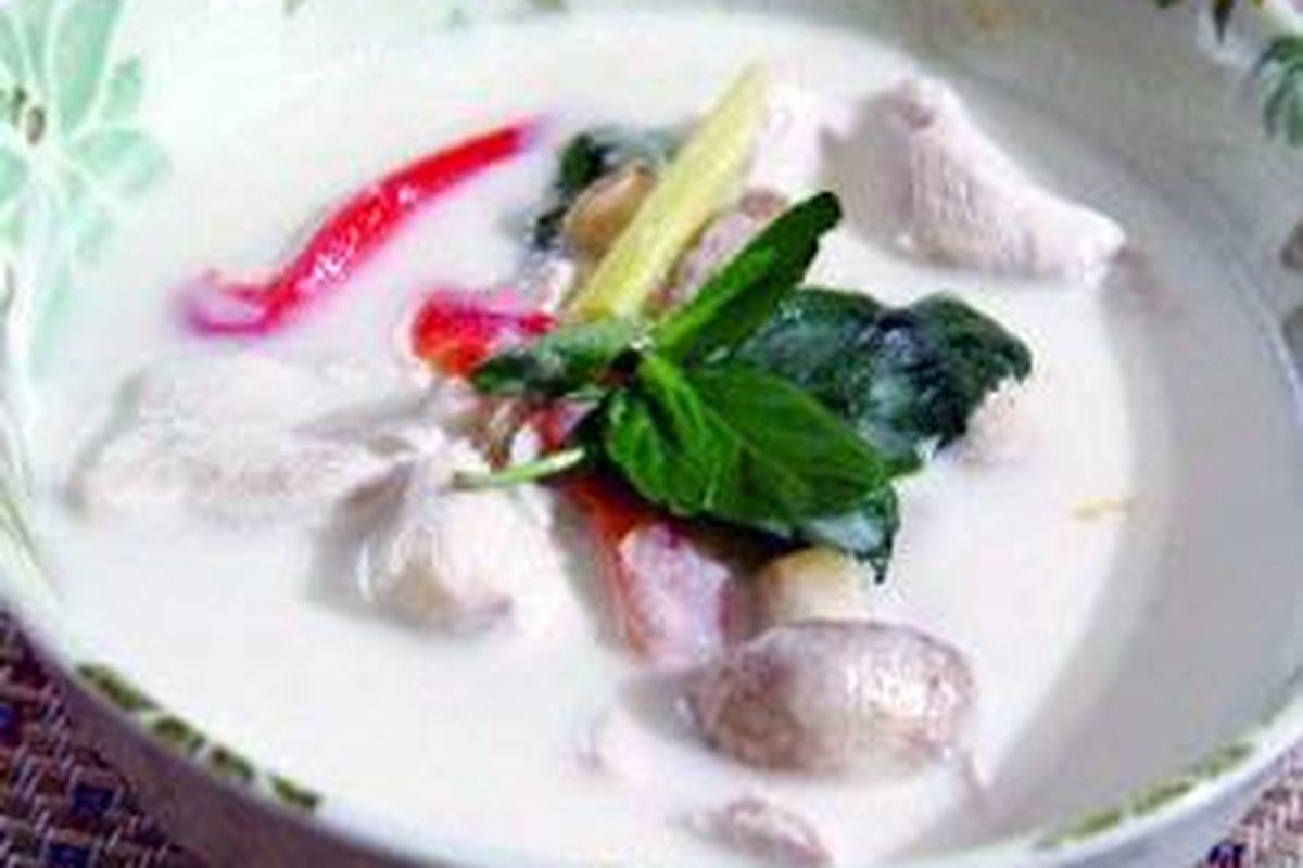 Tom Khaa Gai atau Sup Santan Ayam, masakan Thailand dengan bumbu rempah yang meningkatkan selera dan kesehatan ini bisa menjadi pilihan berbeda di Hari Raya.