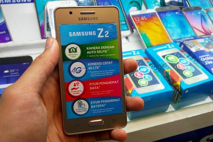 Peraga ponsel Samsung Z2 di salah satu toko gadget di ITC Kuningan, Jakarta.