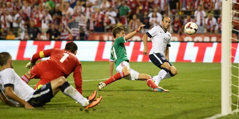 Pemain Amerika Serikat, Landon Donovan (nomor 10) mencetak gol ke gawang Meksiko pada menit ke-78 yang membuat AS menang 2-0, Selasa (10/9/2013), yang memastikan mereka lolos ke putaran final Piala Dunia 2014 di Brasil.