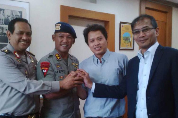 WartawanLembaga Kantor Berita Nasional (LKBN) Antara, Ricky Prayoga, akhirnya berdamai dengan pihak Brimob Polda Metro Jaya usai insiden intimidasi di JCC. Mediasi dilakukan di Kantor Berita Antara, Jakarta Pusat, Senin (19/6/2017).