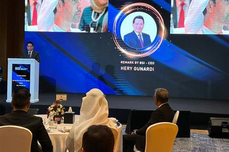 Direktur Utama PT Bank Syariah Indonesia Tbk (BSI) Hery Gunardi disaksikan CEO Dubai International Financial Centre (DIFC) Arif Amiri (tampak monitor), memberikan sambutan pada saat grand launching kantor representatif BSI di Dubai, Uni Emirat Arab pada Jumat (13/5/2022).