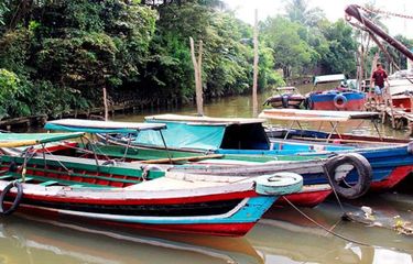 Beberapa ?taksi kelotok? tertambat di Dermaga Sungai Teluk Dalam, Banjarmasin, Kalimantan Selatan, Sabtu (11/1/2014). Berkurangnya masyarakat pengguna transportasi sungai membuat taksi kelotok jarang beroperasi. 