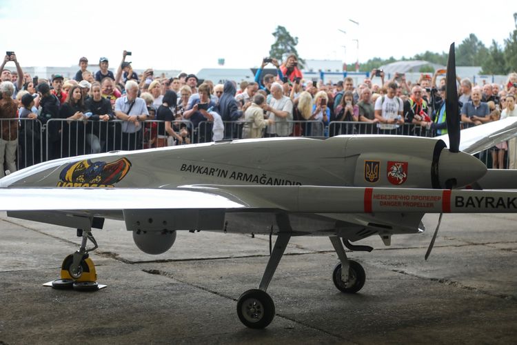 Sebuah drone Bayraktar TB2 buatan Turki terlihat selama presentasi di Pangkalan Angkatan Udara Lithuania di Siauliai, Lithuania, pada 6 Juli 2022. 