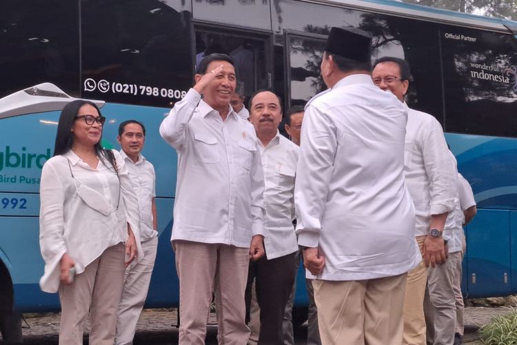 Ketua Wantimpres Wiranto dan Ketua Umum Partai Gerindra Prabowo Subianto saling memberi hormat di kediaman Prabowo, Hambalang, Jawa Barat, Senin (1/5/2023). 