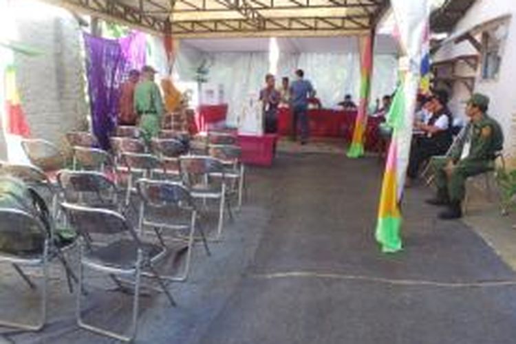 Bakal calon Wakil Wali Kota Depok Babai Sihaimin akan menggunakan hak pilihnya di TPS 17 di Cipayung, Depok, pada pemilihan kepala daerah (Pilkada) Kota Depok, Rabu (9/12/2015). 