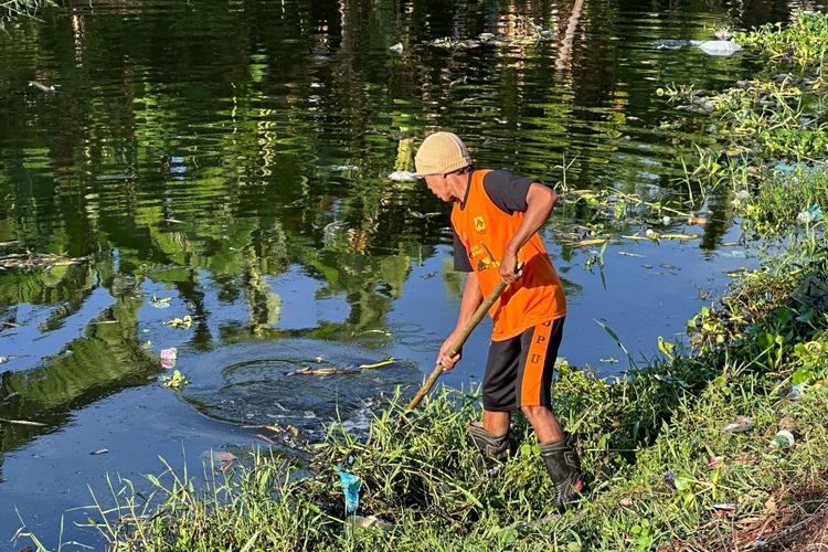 emerintah Kota (Pemkot) Makassar menggelar kegiatan normalisasi dua kanal di wilayah Kecamatan Manggala dan Bontoala, Makassar, Sabtu (2/11/2024).
