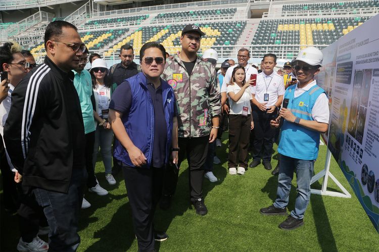 Ketua Umum PSSI Erick Thohir saat meninjau Stadion Gelora Bung Tomo, Surabaya, Jawa Timur, yang menjadi venue Piala Dunia U-17, Minggu (29/10/2023). 