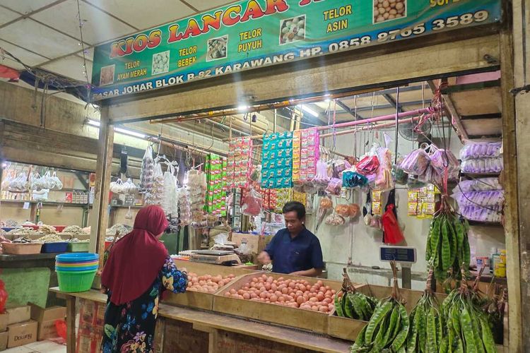 Salah satu aktivitas di kios telur di Pasar Johar, Karawang, Jawa Barat, Rabu (24/8/2022).