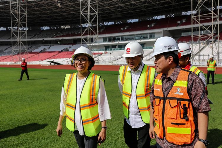 Menteri Keuangan Sri Mulyani dan Ketua Inasgoc Erick Thohir (kanan) meninjau proyek renovasi Stadion Utama Gelora Bung Karno untuk Asian Games 2018 di Kompleks Gelora Bung Karno (GBK), Senayan, Jakarta Pusat, Kamis (23/11/2017). Mengutip data Kementerian Pekerjaan Umum dan Perumahan Rakyat (PUPR), hingga kini progres pembangunan secara keseluruhan telah mencapai 87,27 persen dan ditargetkan selesai bertahap hingga Desember 2017.