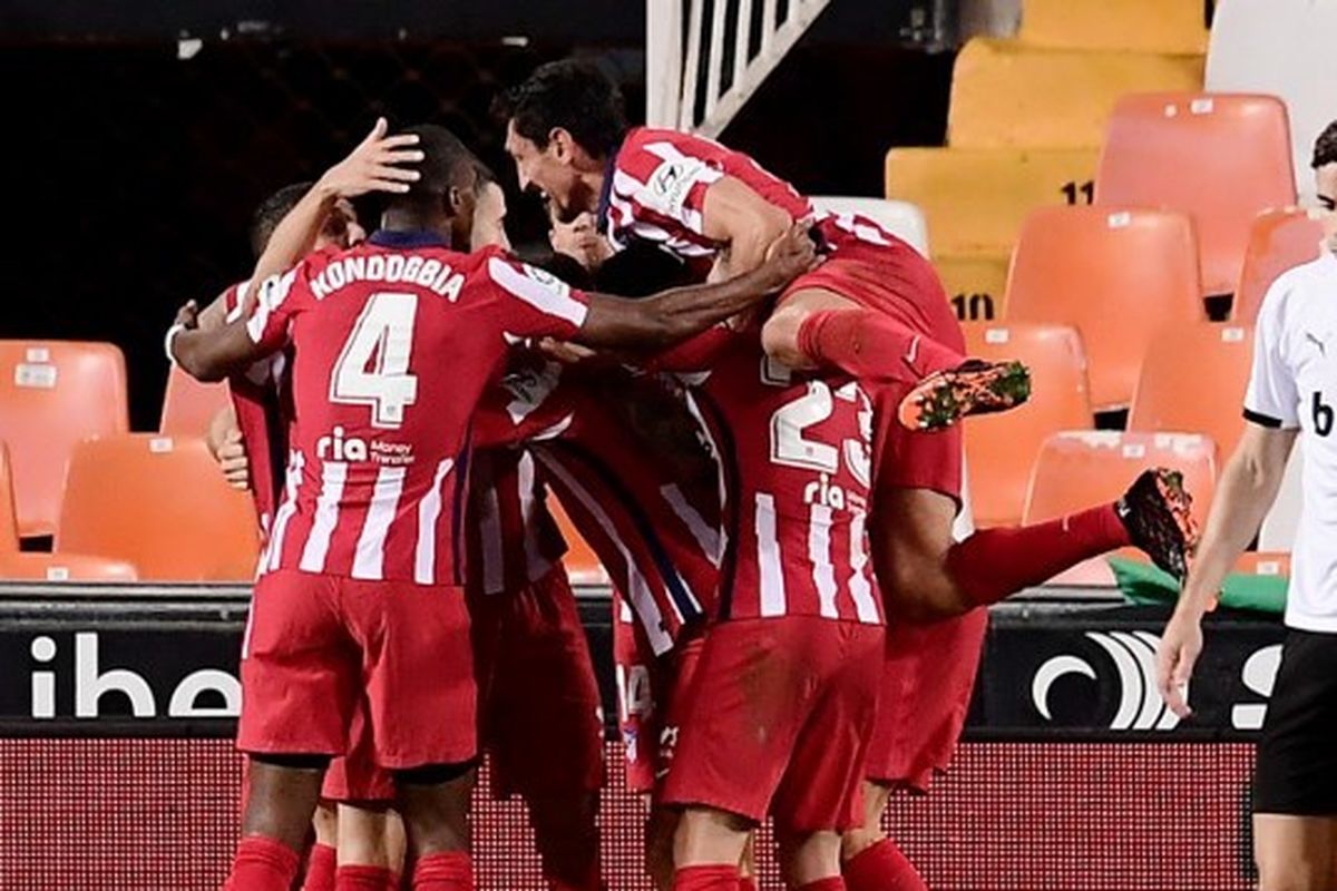 Skuad Atletico Madrid saat merayakan gol ke gawang Valencia, Sabtu (28/11/2020) dini hari WIB.
