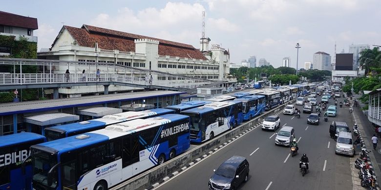 Puluhan bus transjakarta berhenti dan diparkir di sepanjang Jalan KH Hasyim Ashari, sebelum Halte Harmoni, Jakarta Barat, Senin (12/6/2017) siang.