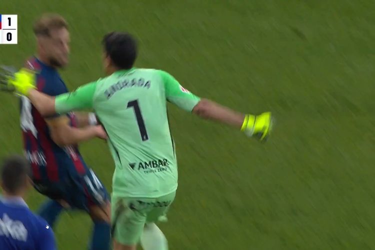 Kiper Real Zaragoza Tinju Pemain Huesca, Terancam Hukuman 12 Laga