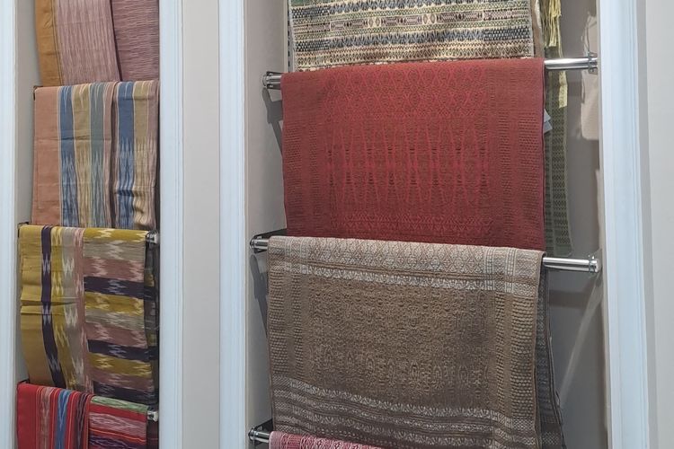 Kain Songket yang diual di Galeri Fine Patronun, bahan yang digunakan adalah Sutra liar.  