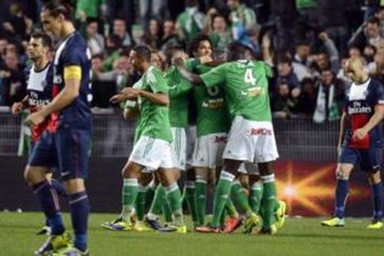 Para pemain Saint-Etienne saat merayakan gol kedua yang dicetak Romain Hamouma ke gawang Paris Saint-Germain (PSG) pada lanjutan Ligue 1, Minggu atau Senin (28/10/2013). Kedua tim bermain imbang 2-2 pada laga tersebut. 