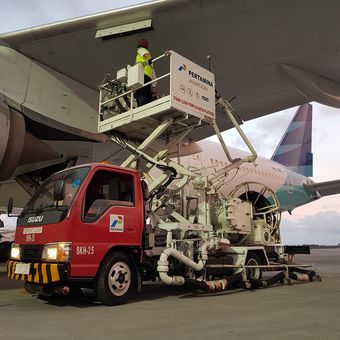 Tampak pengisian avtur di Bandara Internasional Sentani. 