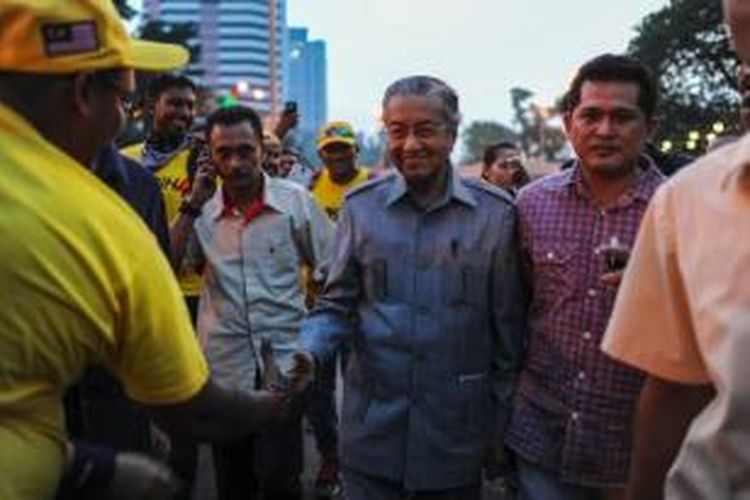 Mantan Perdana Menteri Malaysia Mahathir Mohamad menyalami para demonstran yang menggelar unjuk rasa di Kuala Lumpur, Sabtu (29/8/2015) mendesak Najib Razak mundur dari jabatan perdana menteri.