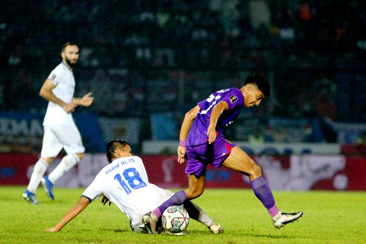 Pemain Persik Kediri Fitra Ridwan berhasil keluar dari penjagaan pemain Arema FC saat pertandingan kedua babak penyisihan Grup D Piala Presiden 2022 yang berakhir dengan skor 0-1 di Stadion Kanjuruhan Kepanjen, Kabupaten Malang, Rabu (15/6/2022) malam.