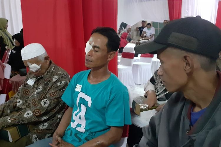 Suherman (30) berbincang setelah menjalani operasi katarak gratis di RS. Bhayangkara Sartika Asih Bandung yang diselenggarakan SDM Polri dan Sido Muncul.