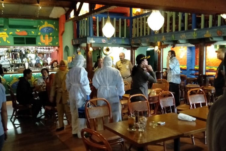 petugas Dinas Kesehatan Lakukan penyisiran di Restoran Amigos, Jakarta Selatan, Selasa (3/3/2020)