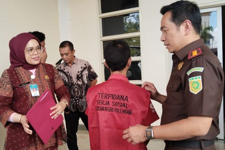 Kejari Palembang Pertama Kali Terapkan Hukuman Kerja Sosial 120 Jam ke Terpidana