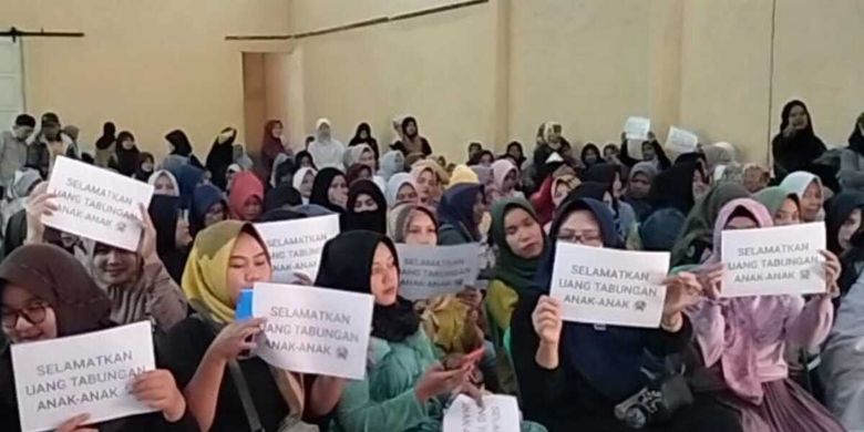 Ratusan ibu-ibu orangtua siswa SD di Tasikmalaya berunjukrasa menagih uang tabungan siswa Rp 800 juta ke esk Kepala Sekolahnya di Kantor Desa Pakemitan, Ciawi, Kabupaten Tasikmalaya, Jawa Barat, Sabtu (22/7/2023).