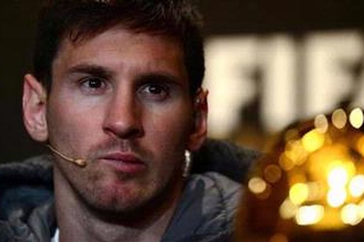 Bintang Argentina Lionel Messi memperhatikan trofi Pemain Terbaik Dunia 2012 saat konferensi pers di Kongresshaus, Zurich, Swiss, Senin (7/1/2013), jelang FIFA Ballon dOr 2012 Gala. 