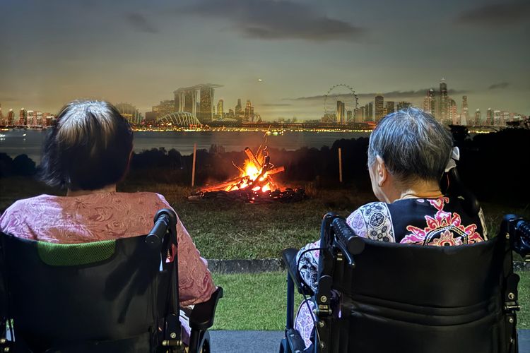 Para lansia asal Singapura diajak menikmati pemandangan alam Sekupang Batam.