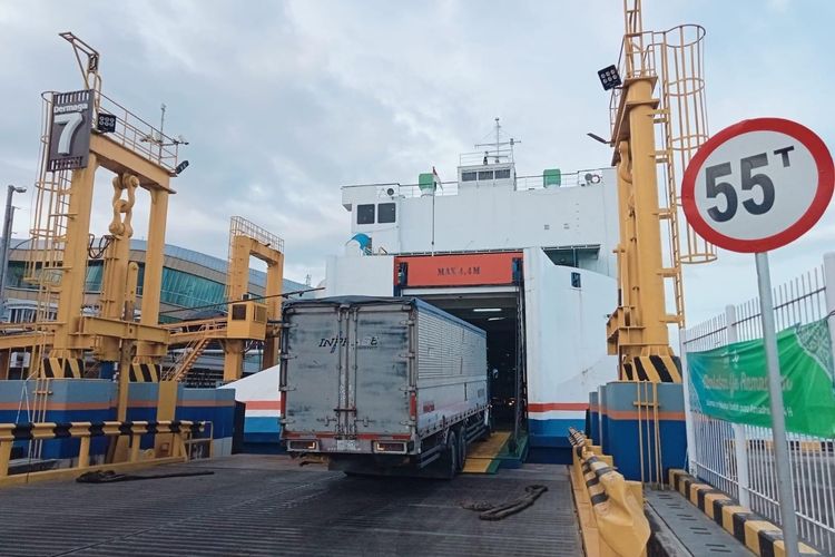 Satu unit truk dalam proses muat ke dalam kapal ferry di Pelabuhan Bakauheni. Foto diambil pada arus mudik Lebaran 2024 lalu.