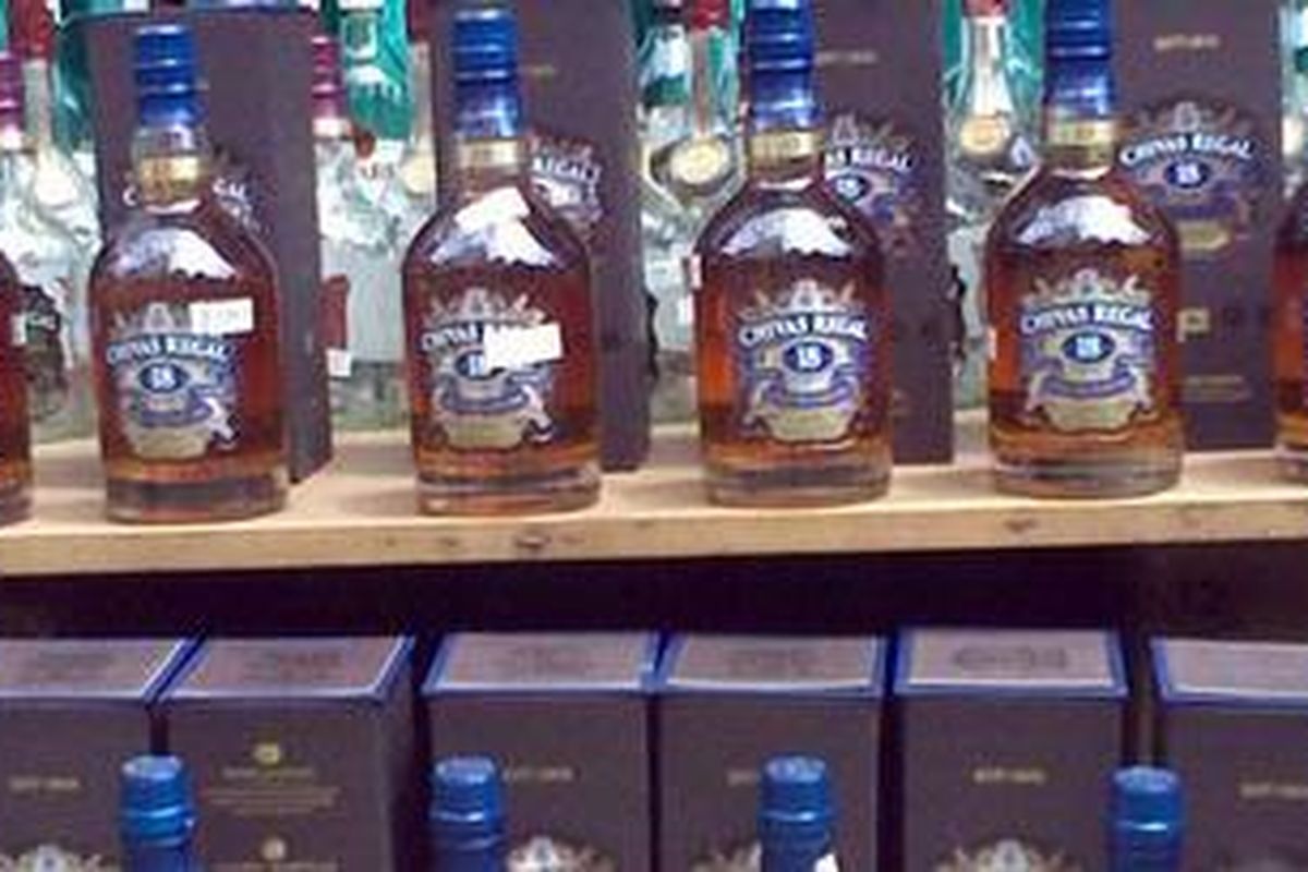 Direktorat Reserse Narkoba Polda Metro Jaya menyita ribuan botol miras palsu yang biasa didistribusikan ke kelab-kelab malam di kawasan Jakarta Utara. Pelaku mencari botol-botol miras beka yang diisi dengan cairan racikan pelaku yang memakai alkohol untuk industri.