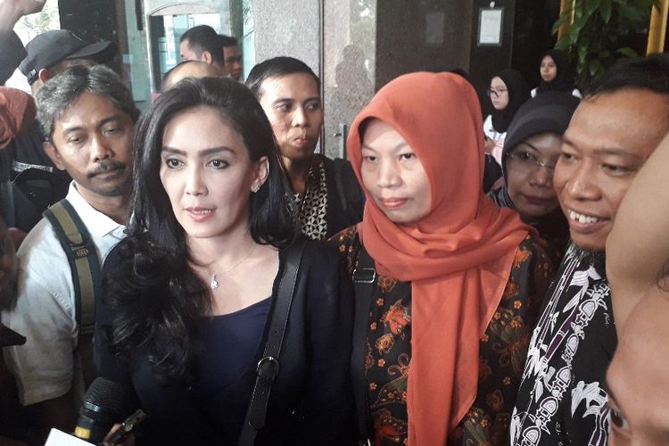 Baiq Nuril dan anggota DPR dari Fraksi PDI-Perjuangan Rieke Dyah Pitaloka saat tiba di Kantor Kementerian Hukum dan HAM, Senin (8/7/2019) sore.