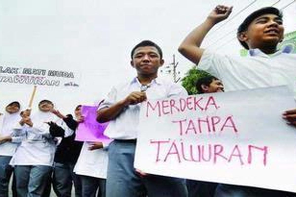 Siswa SMA Tamiriyah Surabaya melakukan aksi tolak tawuran di Surabaya, Jawa Timur, Kamis (27/9). Mereka prihatin atas kasus tawuran pelajar di Jakarta yang merenggut korban jiwa. Mereka mengajak para pelajar lebih menghargai hidup dan mengisinya dengan kegiatan yang bermanfaat.