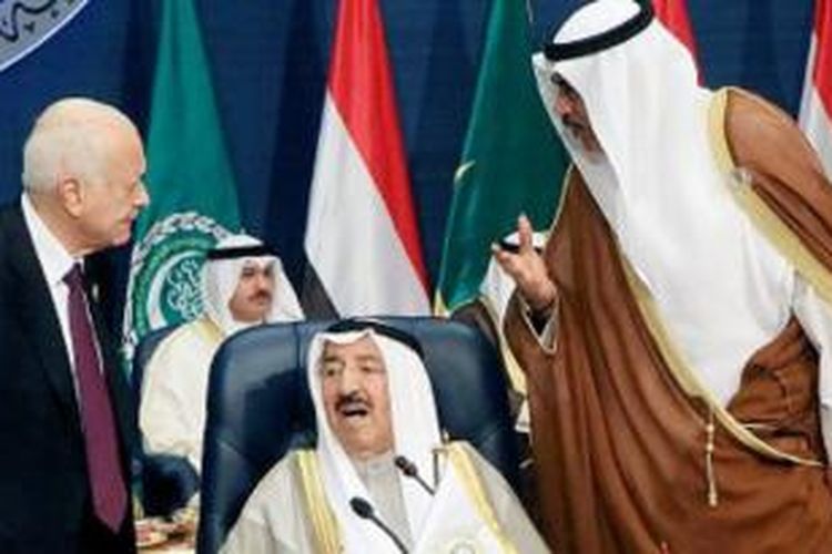 Menteri Luar Negeri Kuwait Sheikh Sabah al-Khalid al-Hamad al-Sabah (kanan) dan Sekretaris Jenderal Liga Arab Nabil al-Araby (kiri) berdiskusi dengan Emir Kuwait Sheikh Sabah al-Ahmad al-Jaber al-Sabah di tengah Konferensi Tingkat Tinggi Ke-25 Liga Arab di Istana Bayan, Kuwait City, Rabu (26/3). Salah satu hasil pertemuan ini adalah dukungan penuh Liga Arab bagi penolakan Palestina untuk mengakui Israel sebagai negara Yahudi. Penolakan itu mengancam kelangsungan pembicaraan damai Palestina-Israel yang dimotori Amerika Serikat. Namun, harapan Kuwait sebagai tuan rumah KTT untuk menengahi perselisihan antara Arab Saudi dan Qatar gagal dicapai karena pemimpin delegasi Arab Saudi langsung meninggalkan KTT setelah pembukaan.