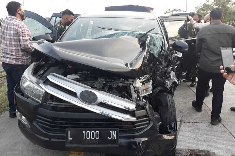 Mobil yang ditumpangi ajudan Kapolda Jatim terlibat kecelakaan di Tol Mojokerto-Kertosono, Jumat (10/7/2020).