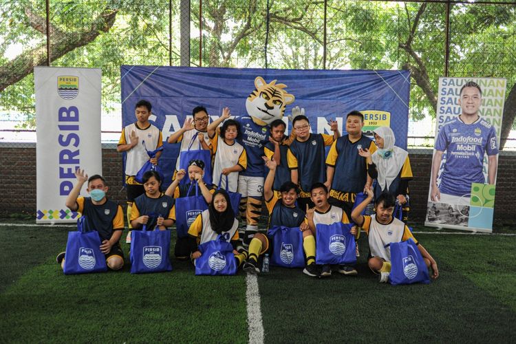 Persib menggelar sauyunan bertajuk #SepakbolaUntukSemua dengan bermain sepak bola bersama anak-anak penyandang down syndrome di Lapangan Futsal Tirtawening Kota Bandung, Selasa (29/3/2022).