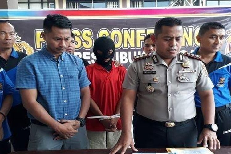 Kapolresta Lubuklinggau saat menggelar ekspose kasus pembunuhan terhadap Erwin di Lubuklinggau Utara Kota Lubuklinggau, Jumat (20/9/2019). Kasus Pembunuhan Cinta Segita di Lubuklinggau, Polres Limpahkan Berkas Tiga Tersangka ke PN. 


