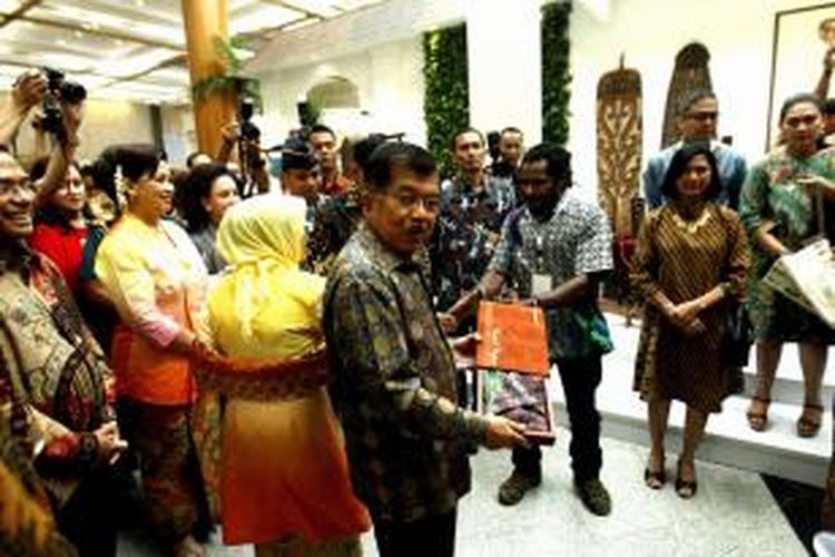Wakil Presiden Jusuf Kalla mengunjungi sejumlah stan saat pembukaan pameran Gelar Batik Nusantara 2015, di Jakarta Convention Center, Senayan, Jakarta, Rabu (24/6/2015). Acara yang diikuti ratusan pengusaha, penjual dan perajin batik ini akan berlangsung hingga 28 Juni.