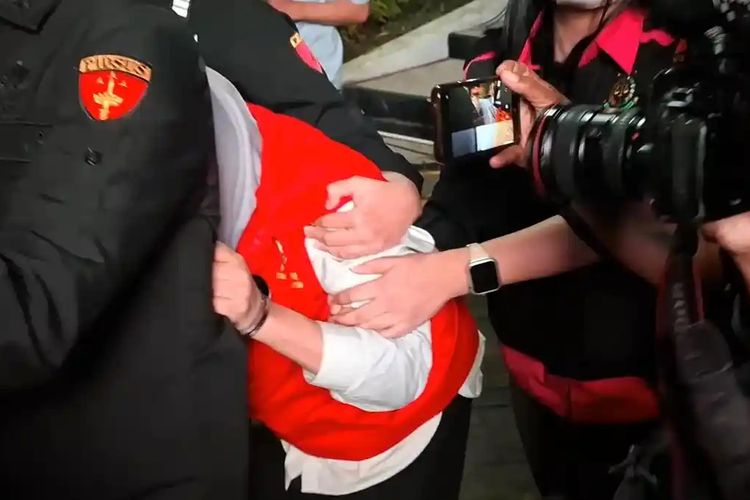 Momen Kabid ESDM Jatim Hindari Kamera, Berlindung di Balik Petugas Usai Jadi Tersangka Pungli