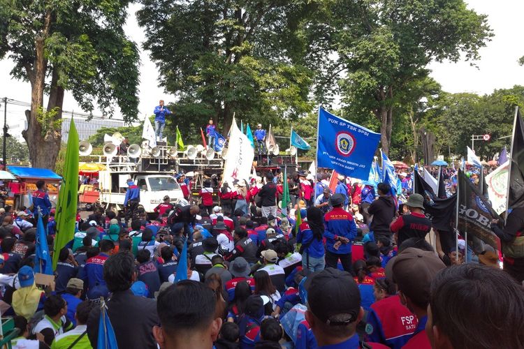 Sejumlah buruh dari berbagai wilayah di Jabar berdemonstrasi di Gedung Sate, Kota Bandung, Jawa Barat, Kamis (14/12/2024).