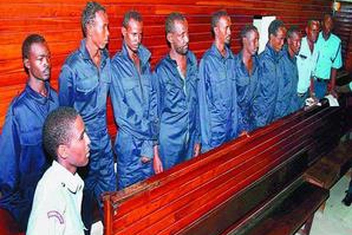 Delapan tersangka perompak asal Somalia diajukan ke pengadilan di Mombasa, Kenya, Rabu (19/11). Mereka ditangkap kapal perang AL Inggris di dekat perairan Yaman dan diserahkan ke Kenya.   