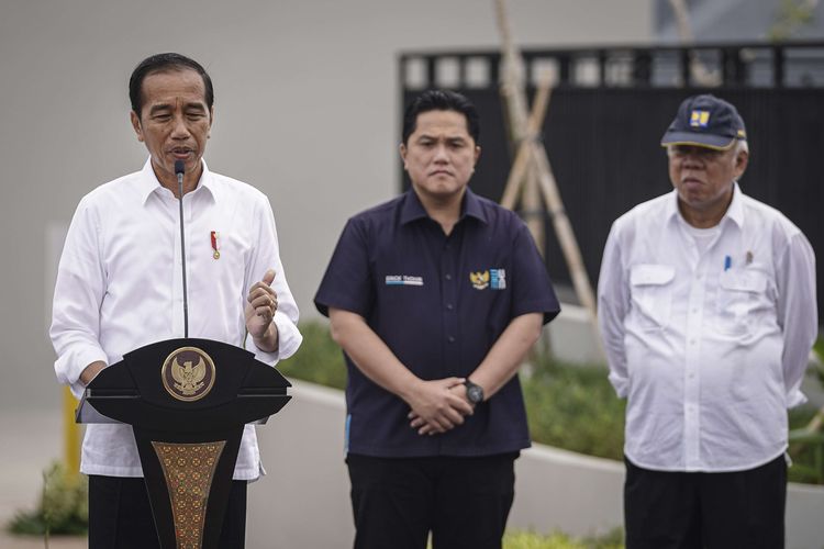 Presiden Joko Widodo (kiri) menyampaikan kata sambutan disaksikan Menteri BUMN Erick Thohir (tengah) dan Menteri PUPR Basuki Hadimuljono (kanan) pada peresmian Hunian Milenial Untuk Indonesia di Samesta Mahata Margonda, Depok, Jawa Barat, Kamis (13/4/2023). Presiden mengapresiasi keberadaan hunian tersebut yang mengusung konsep Transit Oriented Development (TOD) atau kawasan yang terintegrasi dengan simpul transportasi umum serta mendorong agar tidak hanya dibangun di Jakarta dan sekitarnya tetapi juga di wilayah-wilayah lain yang mengalami tingkat kemacetan yang tinggi.