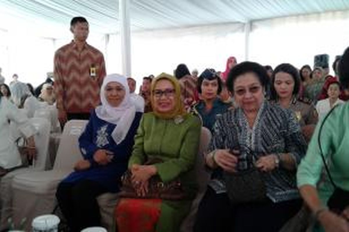 Tamu VIP yang hadir dalam acara 60 tahun Yayasan Pembinaan Anak Cacat (YPAC) Jakarta, Ketua Umum PDI-P Megawati Soekarnoputri (kanan), istri Wakil Presiden RI Mufidah Jusuf Kalla (tengah), dan Menteri Sosial Khofifah Indar Parawansa (kiri), Rabu (5/11/2014).