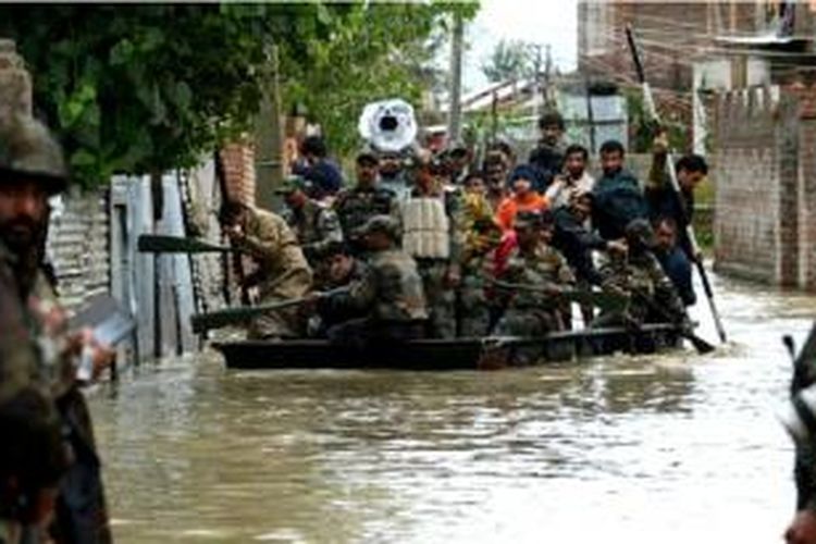 Tentara Pakistan menyelamatkan penduduk yang terkena banjir di Kashmir