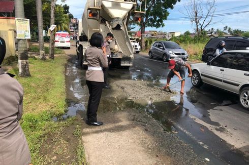 Warga Bengkulu Lumpuh karena Jalan Rusak, Pengusaha Bantu Tambal Jalan