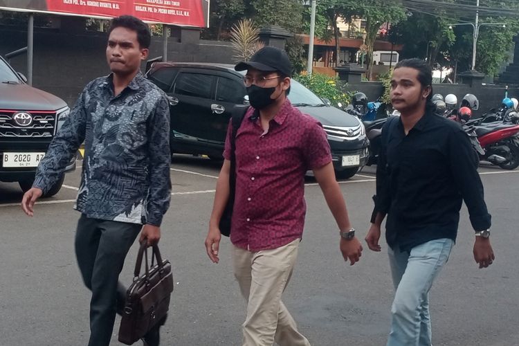 Dokter AY (tengah), terduga pelaku pelecehan terhadap pasien di Persada Hospital, Kota Malang mendatangi Polresta Malang Kota pada Kamis (22/5/2025). 