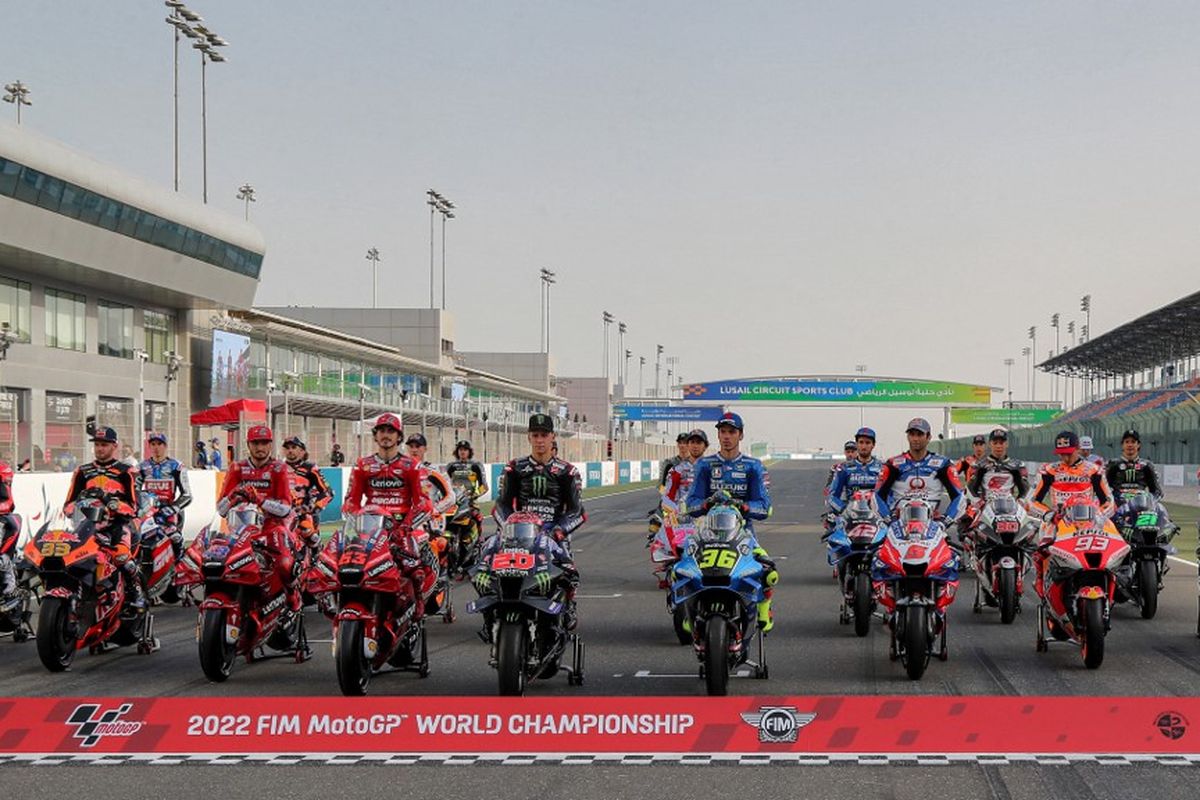 Sebanyak 24 pebalap MotoGP berfoto di Sirkuit Lusail sebelum MotoGP Qatar 2022 yang dimulai pada hari ini, Jumat (4/3/2022) hingga Minggu (6/3/2022). 